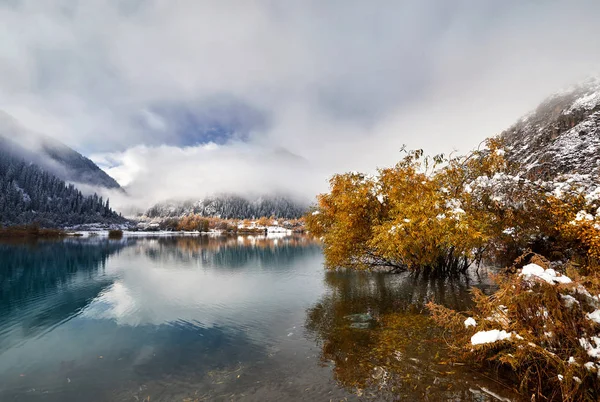 Górskie jezioro w Kazachstanie — Zdjęcie stockowe