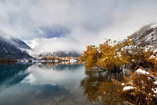 Lago de montaña en Kazajstán —  Fotos de Stock