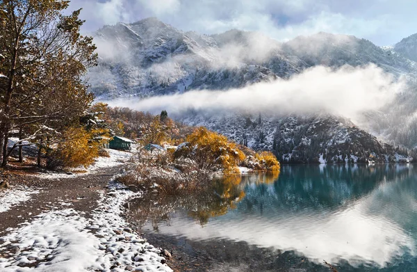 Lago de montaña en Kazajstán —  Fotos de Stock