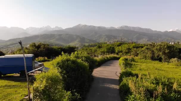 Motociclista sulla strada nella foresta di montagna — Video Stock