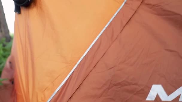 Турист в палатке на открытом воздухе — стоковое видео