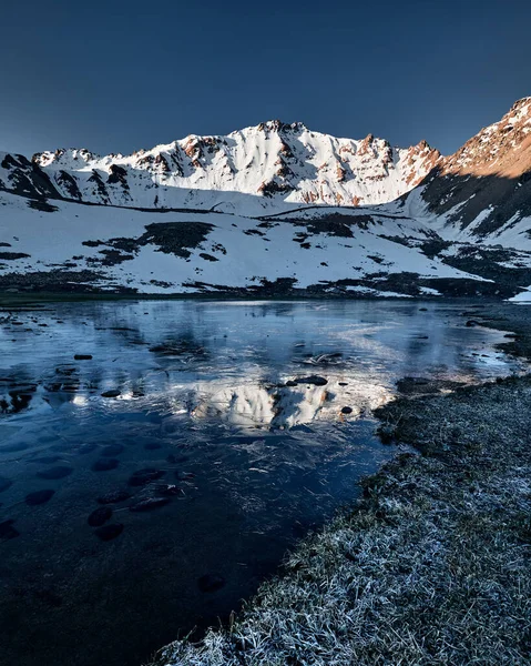 日の出の雪の山の氷と反射と山の湖の美しい景色 — ストック写真