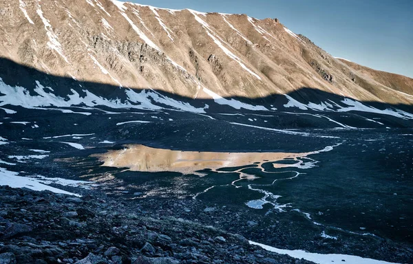 Krásná Scenérie Horského Jezera Ledem Odrazem Zasněžených Hor Při Východu — Stock fotografie