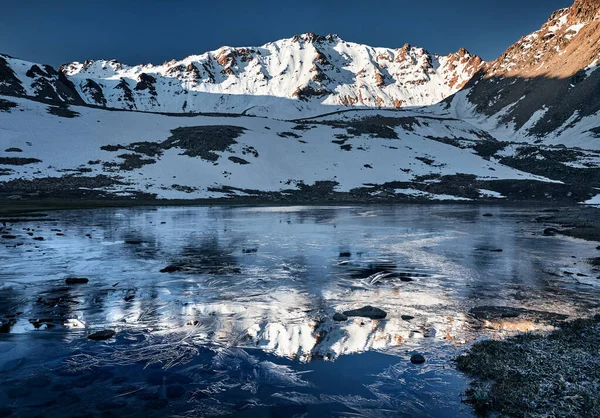 Όμορφο Τοπίο Της Λίμνης Βουνό Πάγο Και Αντανάκλαση Των Χιονισμένα — Φωτογραφία Αρχείου
