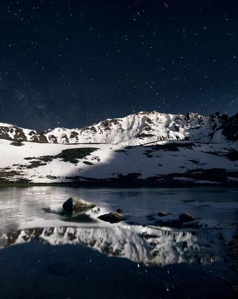 Hermoso Paisaje Montañas Pico Blanco Lago Primer Plano Contra Cielo — Foto de Stock