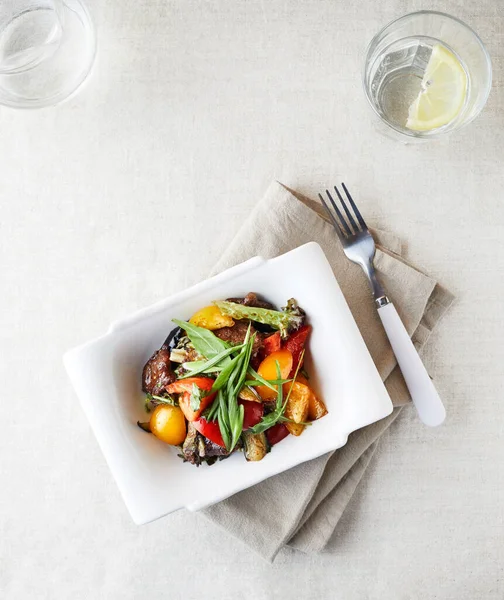 Ensalada Vegetariana Con Vegetación Fresca Pimiento Tomate Berenjenas Fritas Vista — Foto de Stock