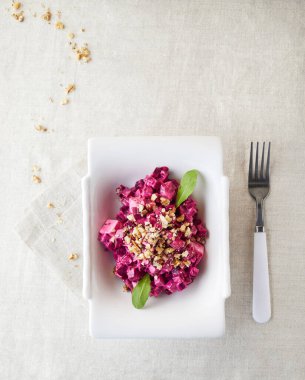 Restorandaki masada pancar ve ceviz salatası.