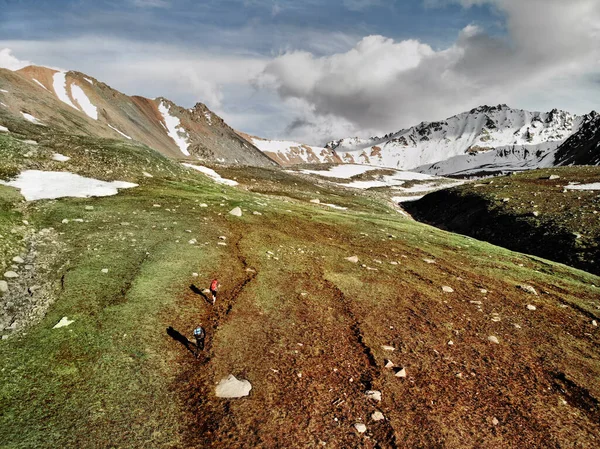 Twee Kleine Toeristen Met Rugzak Wandelen Het Groene Bergdal Met — Stockfoto