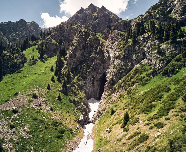 Små Turistpar Med Står Vid Snöglaciären Fjälldalen Flygbilder Tagna Drönare — Stockfoto