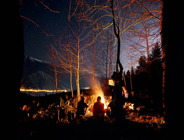 Emberek Sziluett Közelében Tábortűz Kemping Erdőben Éjszakai Alatt Csillagok — Stock Fotó