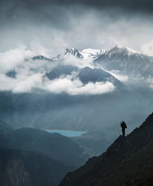 Caminante Silueta Encuentra Roca Hermoso Paisaje Montaña Con Lago Las — Foto de Stock