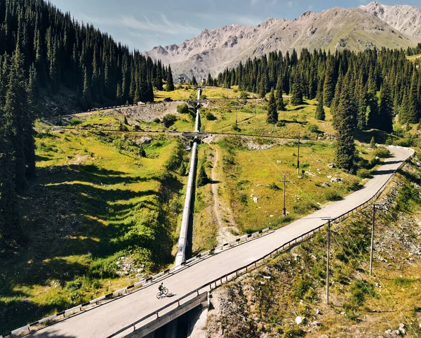 Hombre Bicicleta Montaña Paseos Camino Hacia Valle Montaña Contra Cielo —  Fotos de Stock