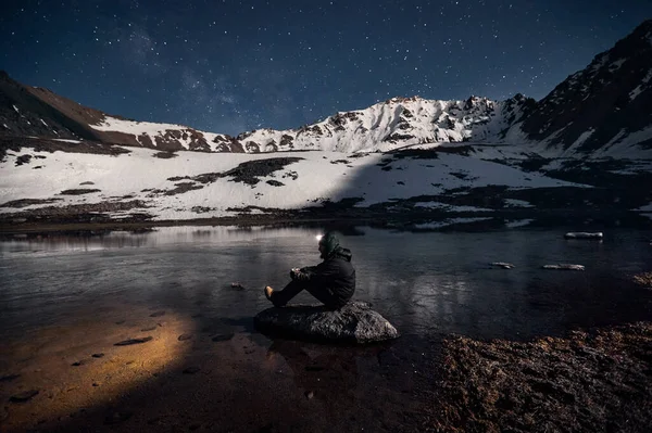 Muž Světlem Hlavy Dívá Jezero Hvězdné Noci Hory — Stock fotografie