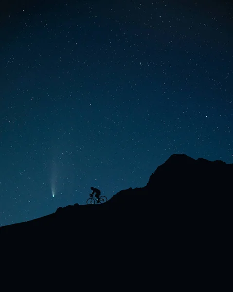 Silhouette Dell Uomo Sella Alla Bicicletta Montagna Sotto Cielo Notturno — Foto Stock