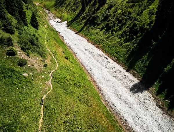 Pequeño Hombre Caminando Cerca Del Glaciar Nieve Verde Valle Montaña —  Fotos de Stock