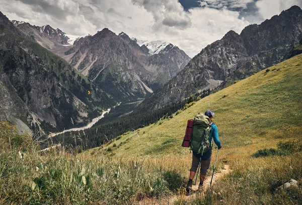 Hombre Turista Con Gran Mochila Está Caminando Verde Valle Montaña — Foto de Stock