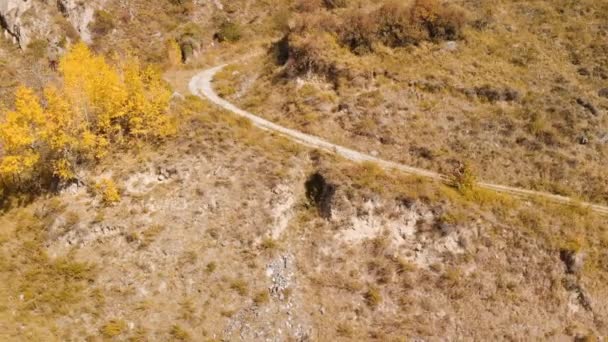 Homem passeio de bicicleta na estrada da montanha disparado por drone — Vídeo de Stock