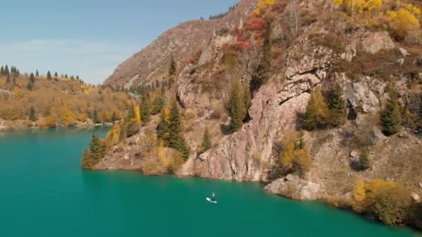 L'homme pagaie sur Sup board dans le lac de montagne — Video