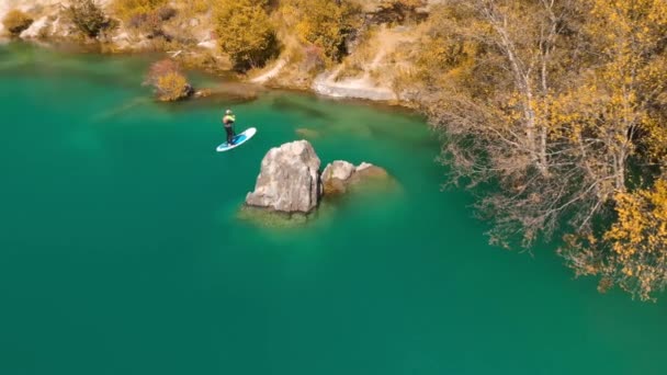 Man paddlar på Sup board i fjällsjön — Stockvideo