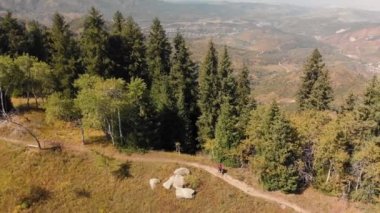 Sırt çantalı bir yürüyüşçü dağlarda yürüyor.