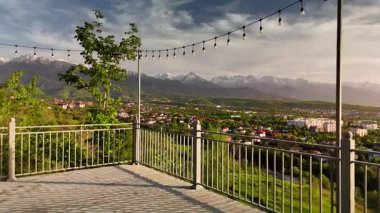 Aydınlatma ve evler, Kazakistan 'ın Almaty şehrinde dağ arka planına sahip gökyüzü insansız hava aracı manzaralı yazlık ev