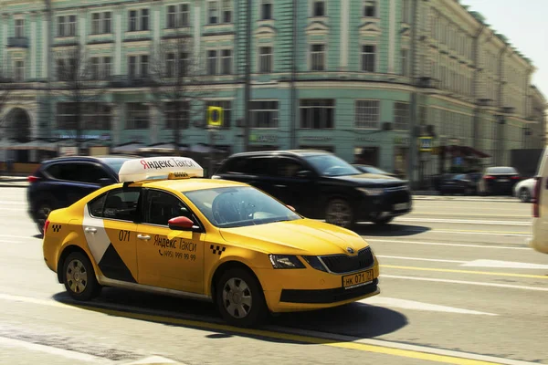 Moscou Russie Avril 2019 Voiture Jaune Yandex Taxi Avec Fond — Photo