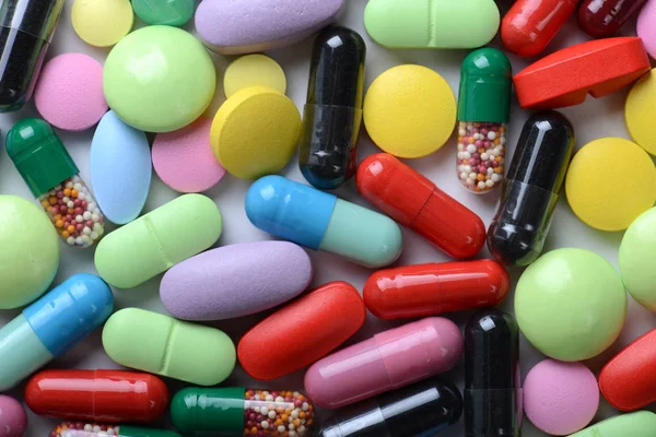 Tema Farmacia. Cápsulas y pastillas aisladas multicolores . —  Fotos de Stock