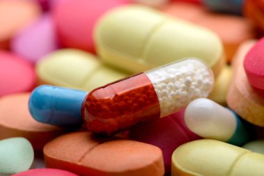 Eczane Tema. Çok renkli izole hap ve kapsül.