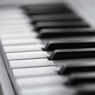 Yastıkları ve Fader ile MIDI klavye.