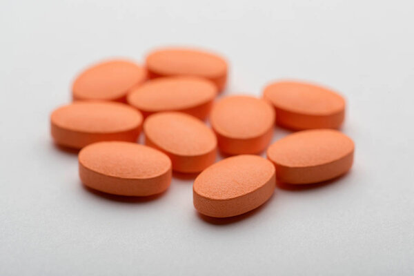 Тема аптеки. Изолированные таблетки на белом
.