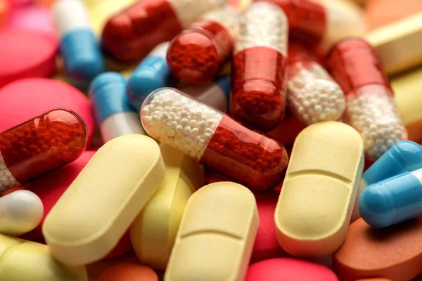 Apotheek thema. Veelkleurige geïsoleerde pillen en Capsules. — Stockfoto