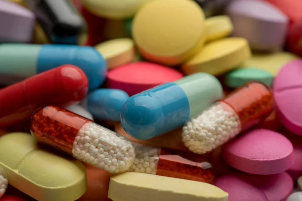Tema Farmacia. Cápsulas y pastillas aisladas multicolores . — Foto de Stock