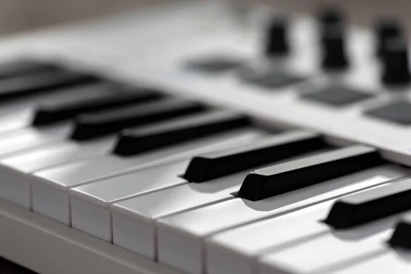 Clavier MIDI avec tampons et faders . — Photo