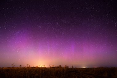 Kuzey ışıkları ile gece manzara. Aurora borealis