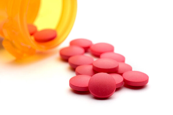 Тема аптеки. Таблетки с бутылкой на белом
.