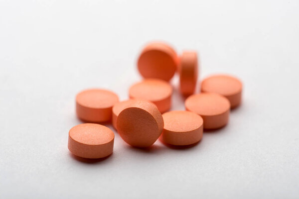 Тема аптеки. Изолированные таблетки на белом
