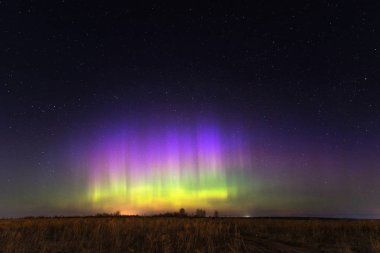 Kuzey ışıkları ile gece manzara. Aurora borealis
