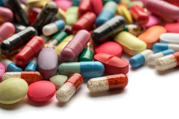 Tema farmacia. Pillole e capsule isolate multicolori . — Foto Stock