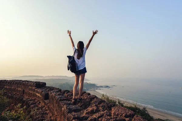 Kız turistik dağ sırt çantası ile