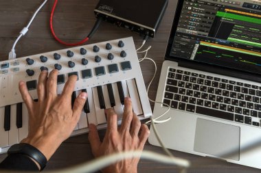 Müzisyen onun bilgisayar müzik tunes kaydediyor. Birinci şahıs bakış