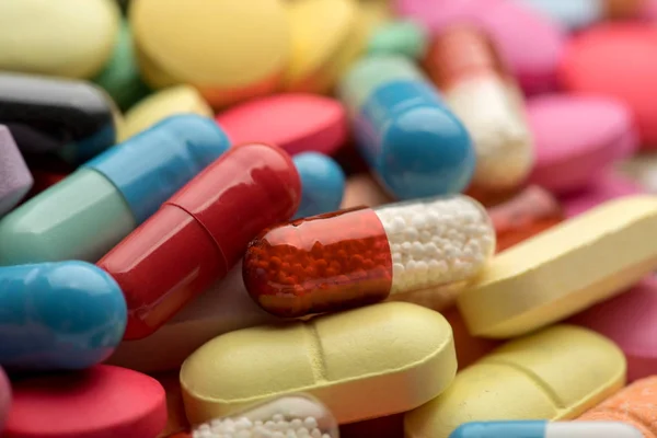 Thème pharmacie. Pilules et capsules isolées multicolores . — Photo