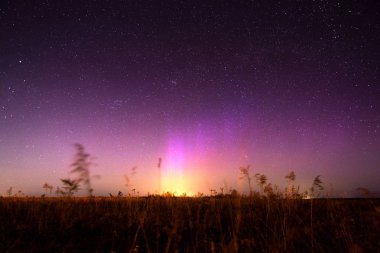 Kuzey ışıkları ile gece manzara. Aurora borealis