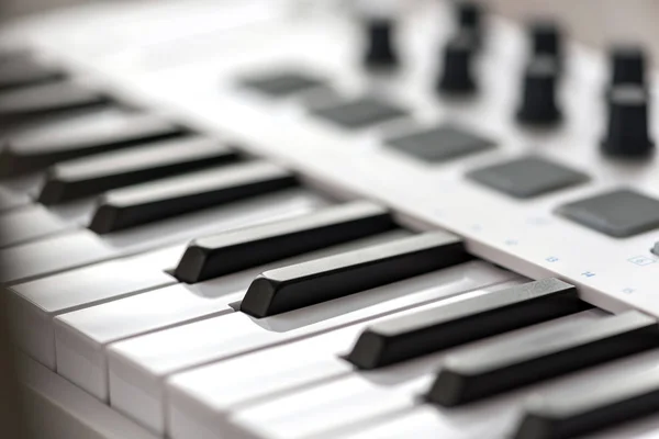 MIDI-keyboard med kuddar och reglar. — Stockfoto