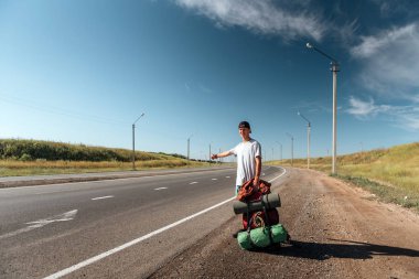 Otostop adam yola. Backpacker yolda