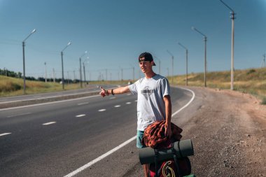 Otostop adam yola. Backpacker yolda