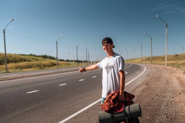 Otostop adam yola. Backpacker yolda