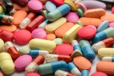 Eczane Tema. Çok renkli izole hap ve kapsül.