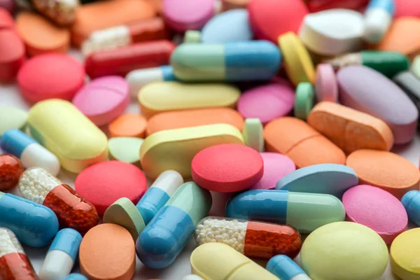 Tema Farmacia. Cápsulas y pastillas aisladas multicolores . — Foto de Stock
