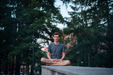 Şehirde meditasyon pratik adam.