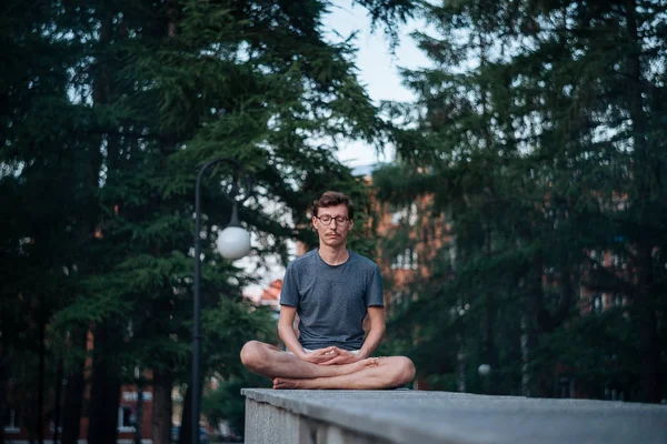 Şehirde meditasyon pratik adam.